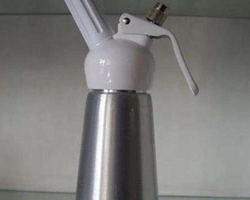 柳女承認自己近2年來一直大量購買每小罐含量8克的笑氣在家吸食。網圖