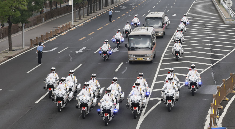 警員開路護送嘉賓前往人民大會堂,參加慶祝中共成立105周年大會。新華社 警員開路護送嘉賓前往人民大會堂,參加慶祝中共成立105周年大會。新華社