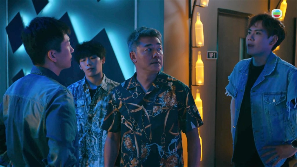 單佩嘉(吳若希飾)去洗手間時被社團大佬暴龍(吳瑞庭飾)的手下重炮(徐文浩飾)調戲。 單佩嘉(吳若希飾)去洗手間時被社團大佬暴龍(吳瑞庭飾)的手下重炮(徐文浩飾)調戲。