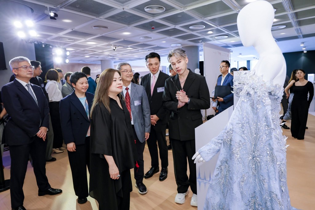 羅淑佩聽取設計師講解作品的設計意念。羅淑佩fb 羅淑佩聽取設計師講解作品的設計意念。羅淑佩fb