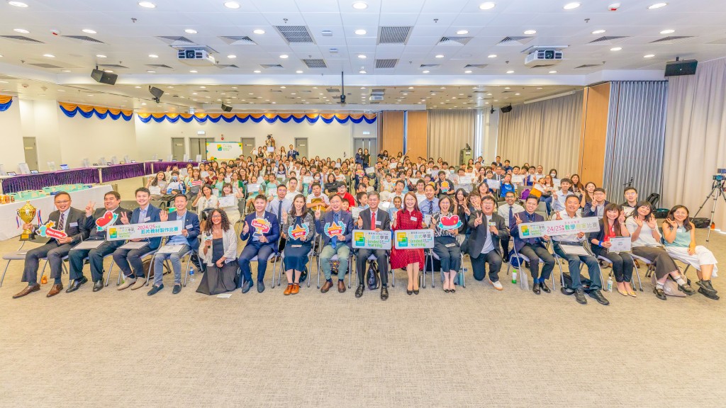 賽馬會「混合式學習」 優秀學校大獎大合照。