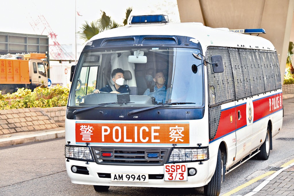 販毒掉包案被告，由警車押解到法院。
