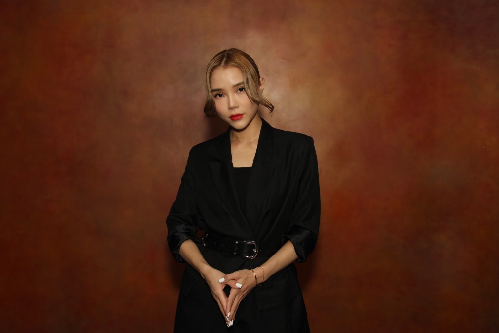 小明希望去支持個唱的樂迷，放低平常一切，好好享受個騷。