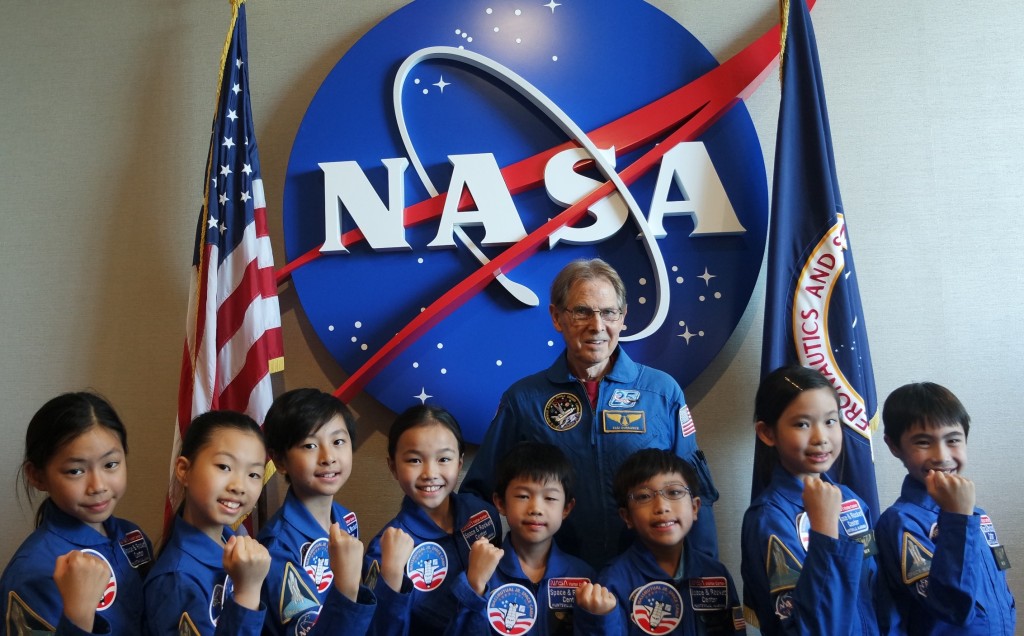 梁曦童在2017年被选中参与美国万通小太空人计划，到美国太空训练营接受模拟太空人训练。