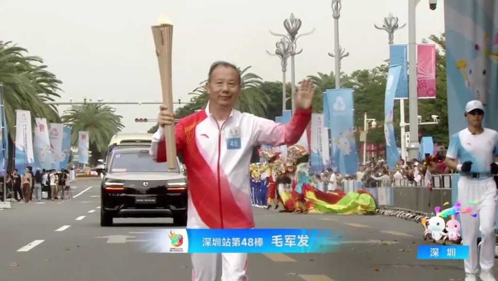 中國科學院院士、深圳大學校長毛軍發也是火炬手。 中國科學院院士、深圳大學校長毛軍發也是火炬手。