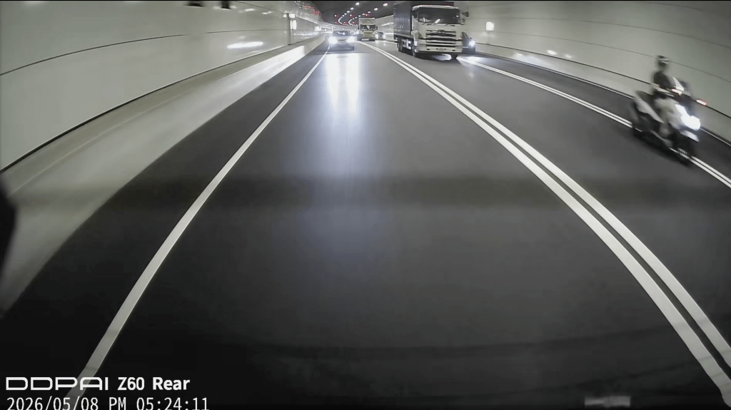 一輛電單車轉往左線並刻意拉開距離，避免遭波及。Facebook 車cam L（香港群組）影片截圖