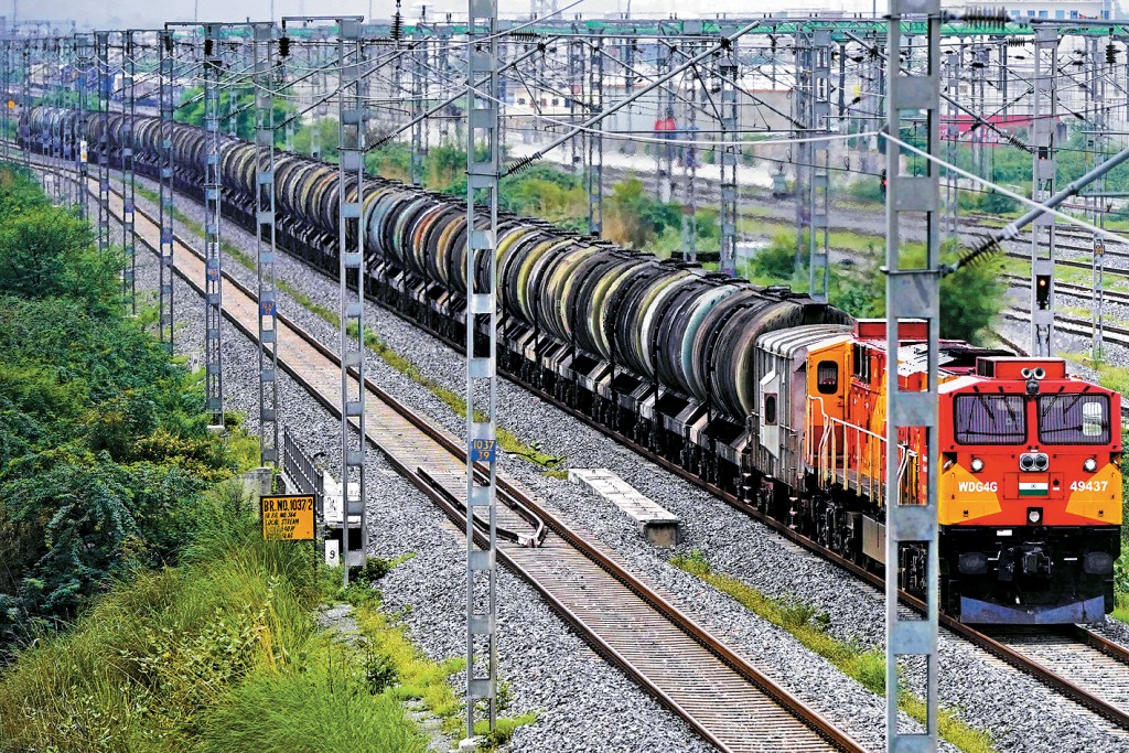 印度西北部阿杰梅尔的一列连油火车。