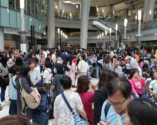 今晚所有往內地高鐵車票已售罄。資料圖片
