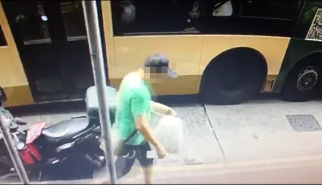 男子看準座位前放外賣的大袋子,連隨彎 身開袋,伸手入內抽起大袋外賣便向前快 步行去,全程一氣呵成,最終於12:59:09消 失於鏡頭前。fb「香港突發事故報料區2.0」截圖 男子看準座位前放外賣的大袋子,連隨彎 身開袋,伸手入內抽起大袋外賣便向前快 步行去,全程一氣呵成,最終於12:59:09消 失於鏡頭前。fb「香港突發事故報料區2.0」截圖