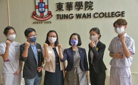 東華學院師生參與前線抗疫工作分享會,左起:護理學(榮譽)健康科學學士生葉碧蔚,副院長(研究)兼中西醫護及復康中心副總監林清,護理學院院長孫桂萍,校長陳慧慈,護理學院臨床講師彭正文,護理學高級文憑生張福豪。 伍明輝攝
