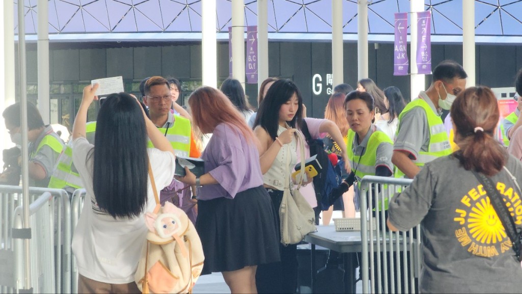 下午5時許,歌迷陸續入場,場館職員如火如荼安檢。黃文威攝 下午5時許,歌迷陸續入場,場館職員如火如荼安檢。黃文威攝