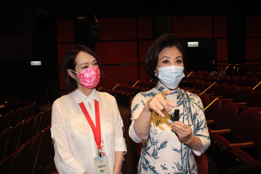 阿姐(右)指「粵劇新秀演出系列」計劃至今踏入第10年,過去栽培好多人才。