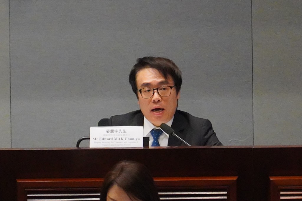 麥震宇指若有發現有非法載客取酬活動,相關車輛的「粵車南下」資格會被取消。葉偉豪攝 麥震宇指若有發現有非法載客取酬活動,相關車輛的「粵車南下」資格會被取消。葉偉豪攝