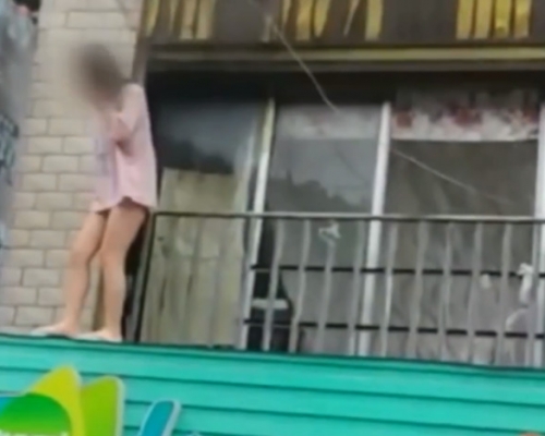 少女淡定傾電話。網圖