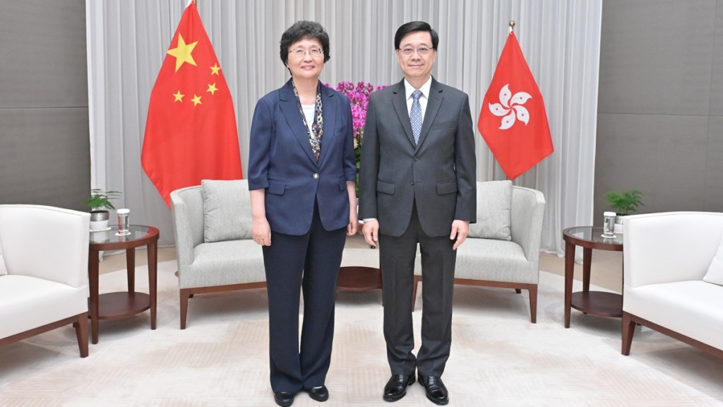 李家超與王曉萍會面,中央推多項人才措施逾12萬人才已抵港。政府新聞處圖片