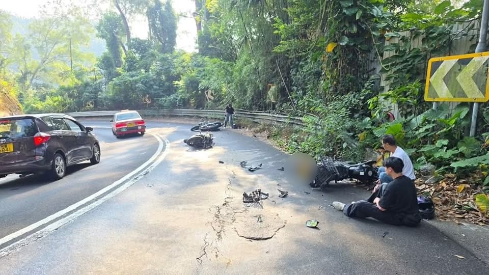 其中兩傷者坐地待援。fb車cam L(香港群組)圖片 其中兩傷者坐地待援。fb車cam L(香港群組)圖片 