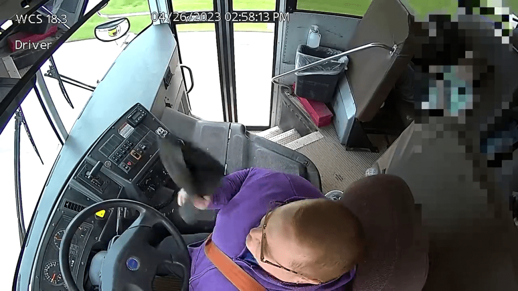 校巴司机一度除下帽子扇动，疑似感到晕眩。
