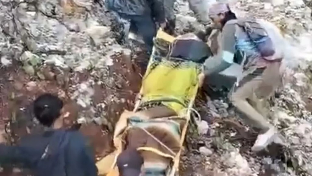 救援人員將女遊客遺體運落山。SCTV