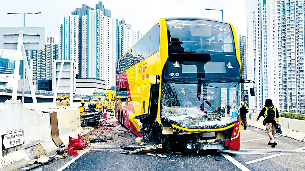 涉事機場快線城巴車頭被劏開嚴重損毀。