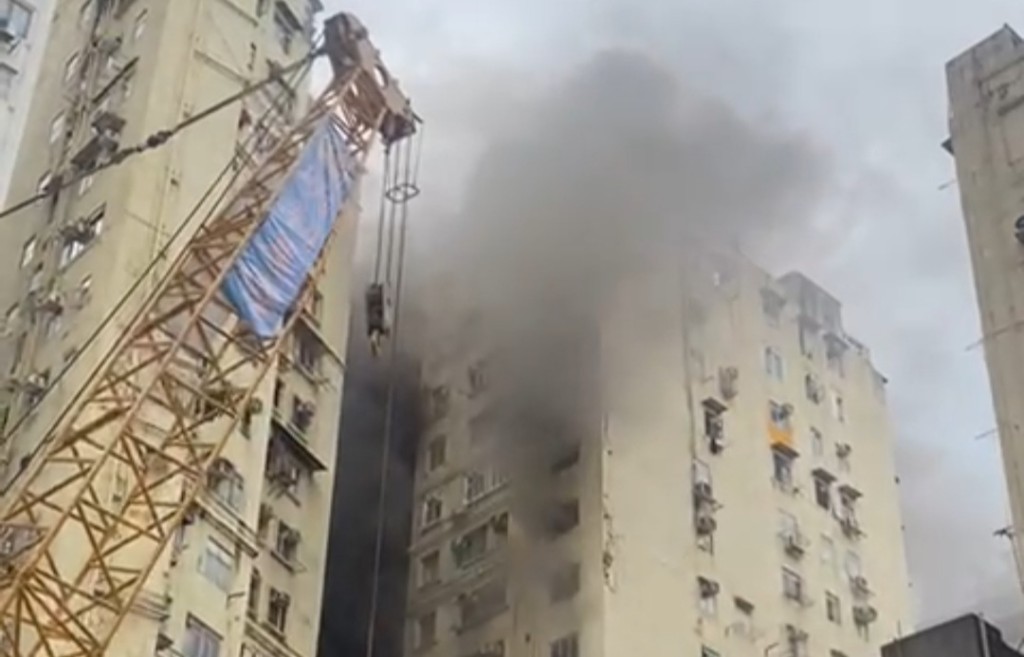 華豐大廈冒出大量濃煙。