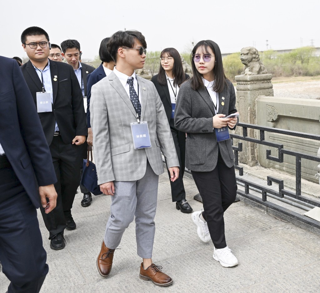 隨同馬英九來訪的台灣青年在盧溝橋參觀。新華社