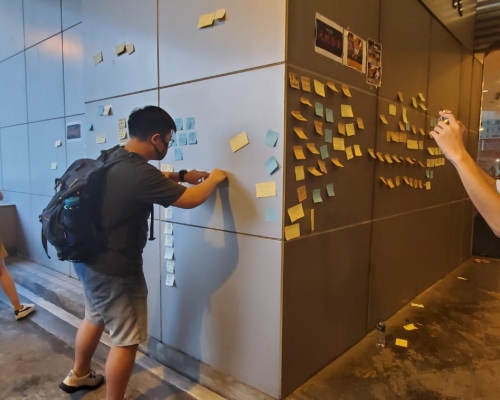 市民港鐵總部設「連儂牆」後散去