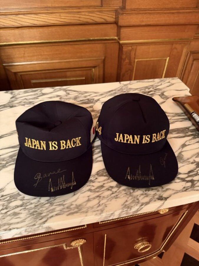 高市早苗與特朗普都在黑色棒球帽上簽名。X@WhiteHouse 高市早苗與特朗普都在黑色棒球帽上簽名。X@WhiteHouse