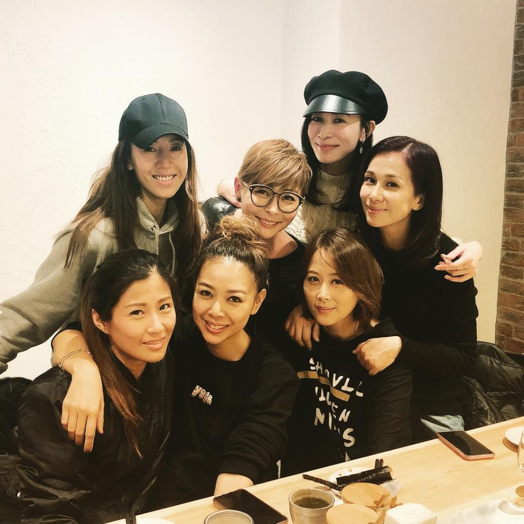 文頌嫻另一班朋友「七魔女」，是在TVB建立友誼。