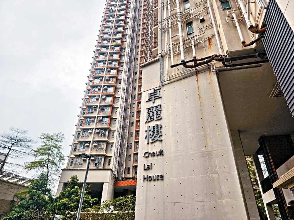 14歲少女前晚在油塘油麗邨家中全身抽搐及暈倒,送院搶救後不治。