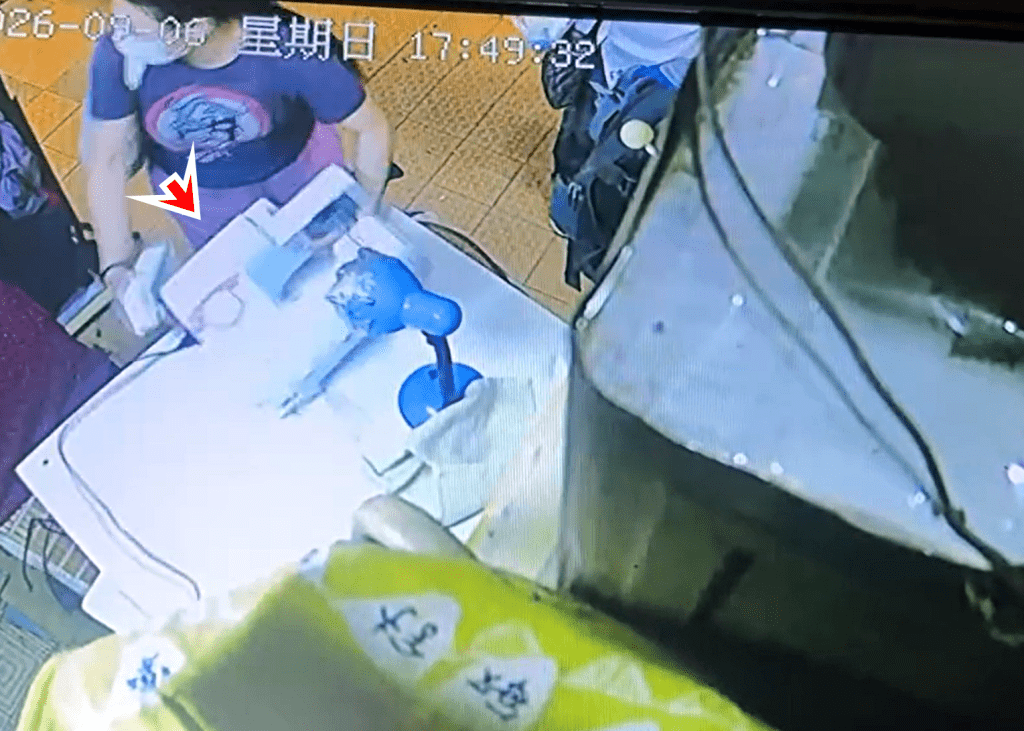 女子趁店主暫時離去偷去電動車衣。fb：西環變幻時