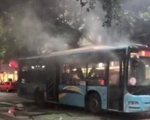 爆炸發生後，巴士不斷冒煙。（網圖）