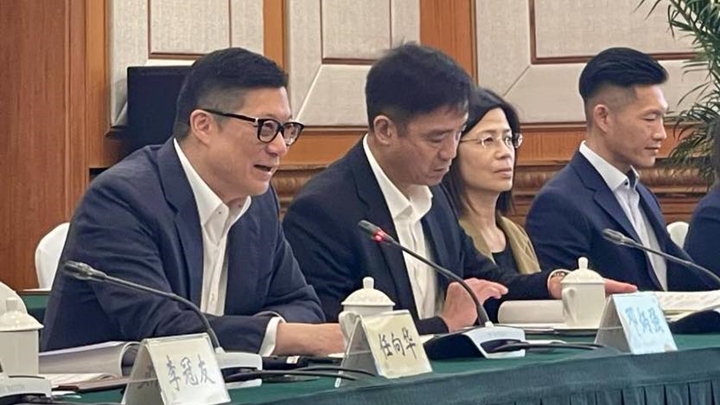 保安局局長鄧炳強今日(14日)率領政府跨部門團隊,到深圳與市政府就深化深圳水庫排洪通報機制進行交流。鄧炳強FB