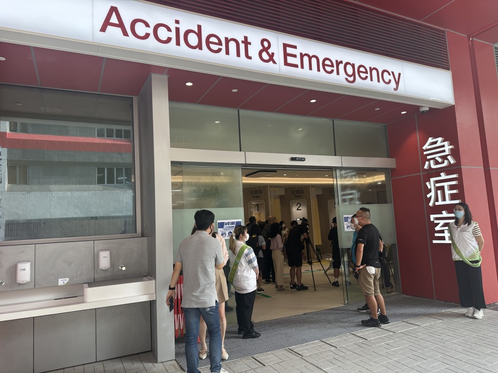 新急症室位於碧街的入口，以紅色為主調。梁國峰攝