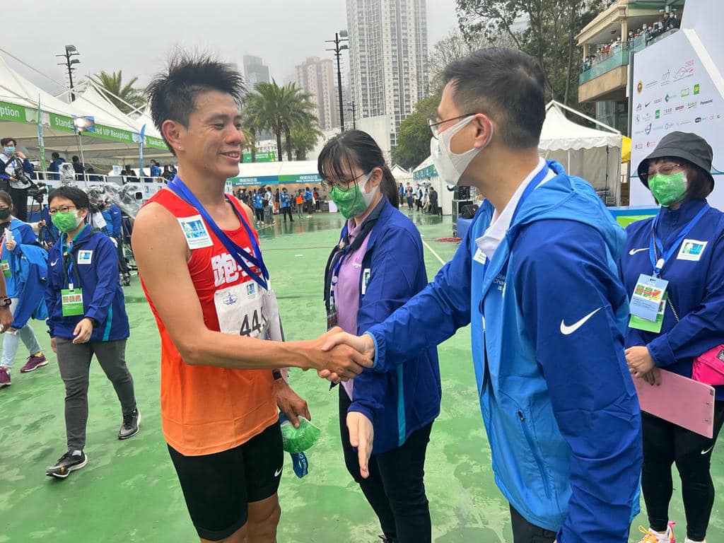 杨润雄与本地男子组冠军纪嘉文握手以表支持。（杨润雄fb图片）