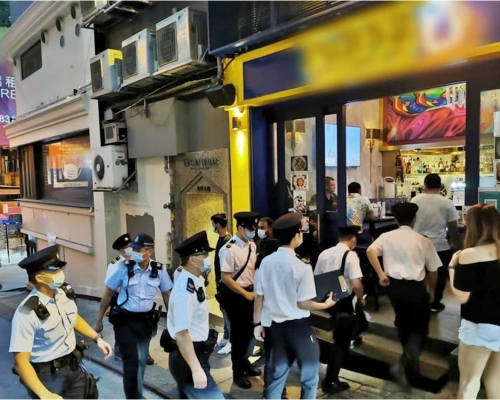 警方聯同食環署人員巡查中區食肆。警方FB圖片