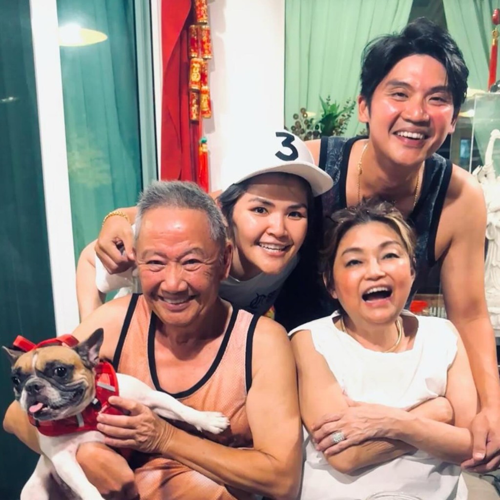卓猷燕與父母幾似樣。 卓猷燕與父母幾似樣。