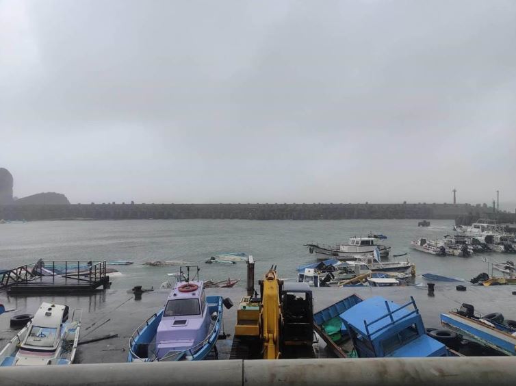 蘭嶼開元港有7成漁船被吹沉或翻側。中時新聞