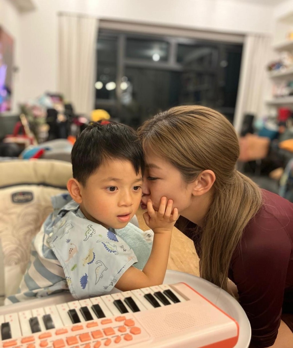 何雁詩的兒子鄭讚廷(Asher)患罕見基因突變病「天使綜合症」。 何雁詩的兒子鄭讚廷(Asher)患罕見基因突變病「天使綜合症」。