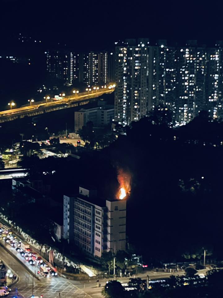 大埔王肇枝中學後山發生山火。fb「大埔 TAI PO」Leopold Leung攝