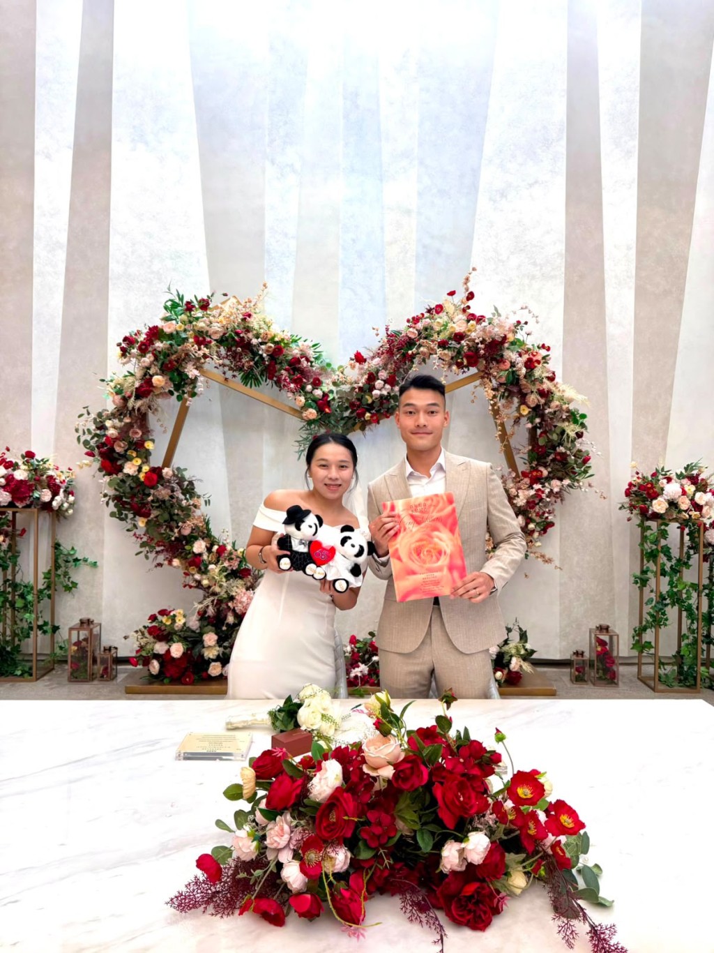 新婚夫婦獲贈大熊貓公仔。 新婚夫婦獲贈大熊貓公仔。