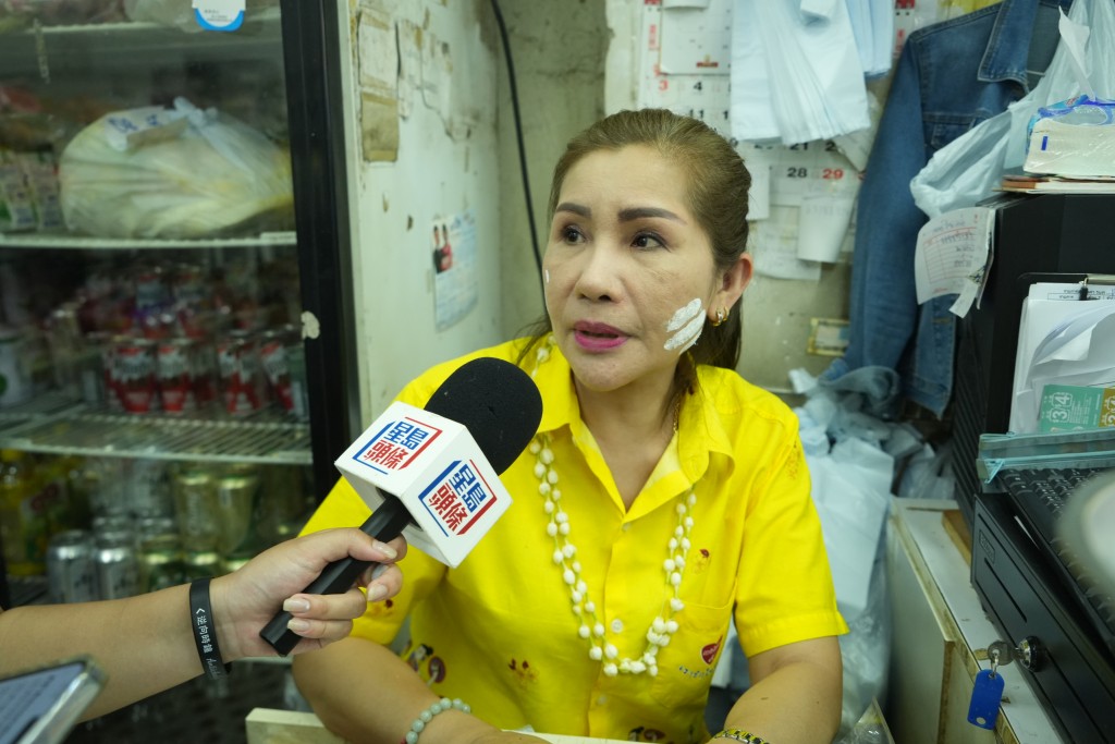 泰国商品的店员陈女士希望政府下年重新开放城南道予市民泼水。刘骏轩摄