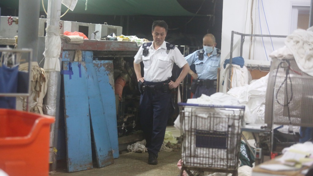 青衣男工倒卧燙衣機旁 昏迷送院搶救