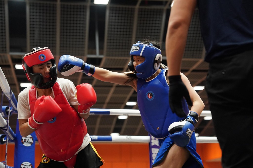 五名香港运动员(蓝衫)于大湾区武术精英大赛夺得佳绩。受访者提供图片