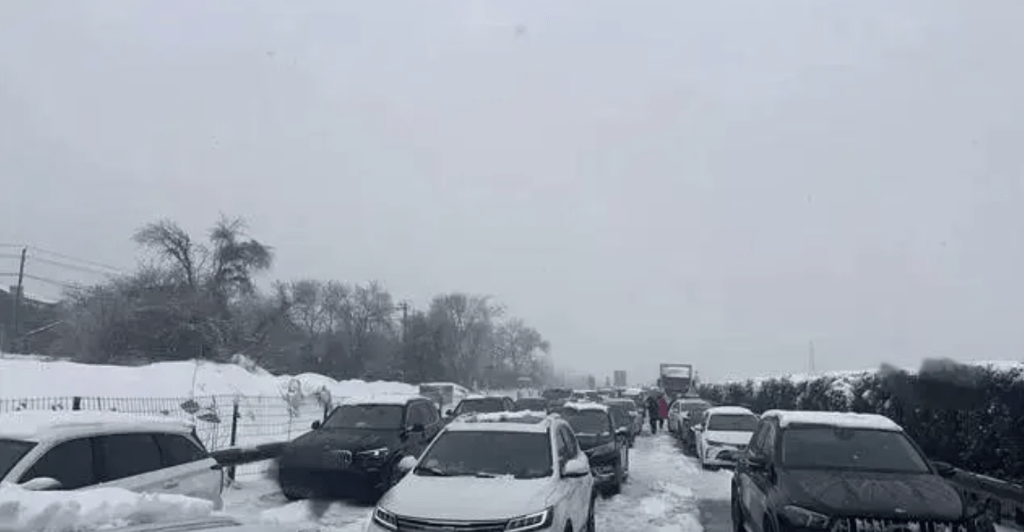 单计2月4日一天，湖北全省发布的道路结冰橙色预警就达30多条、约4,000辆车堵在路上。