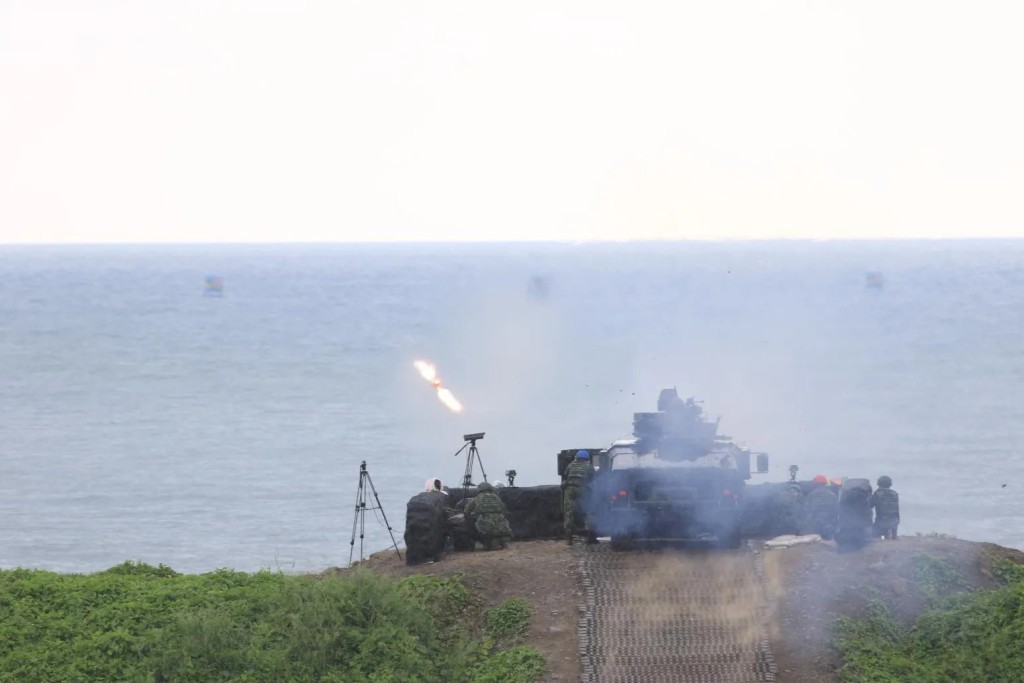 台湾向美采购的新式「陶」式2B导弹车辆「M1167悍马车」，搭载「M41A7 ITAS拖式导弹发射系统」。