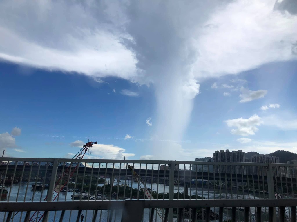 青衣上空出現雨瀑。群組「社區天氣觀測計劃CWOS」網民Tommy Buzz圖片