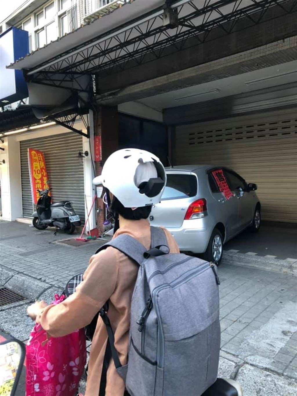電單車司機的頭盔明顯可見穿了一個大㝫。fb
