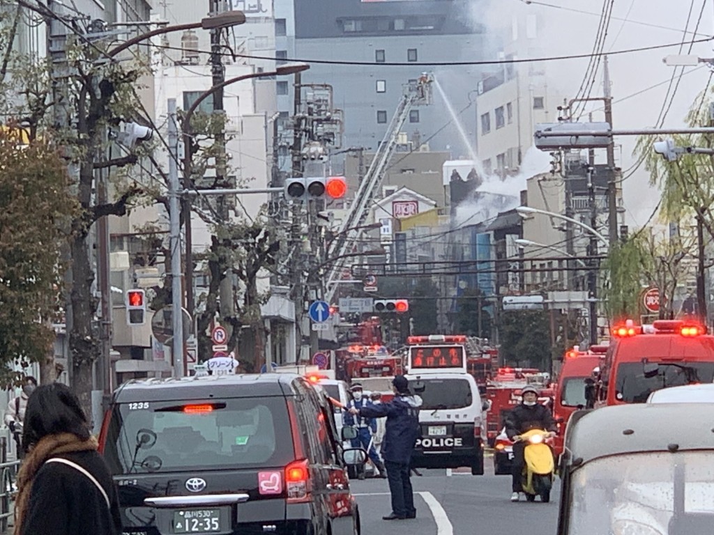 日本东京有拉面店大火，影响JR东日本部份路段停驶。社交平台X