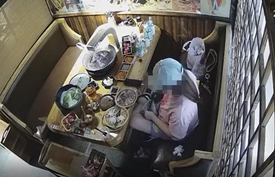 店員透過監視器發現 葉女士用小塑膠袋 將所點的食物 偷偷打包帶走（圖片來源：網上圖片）