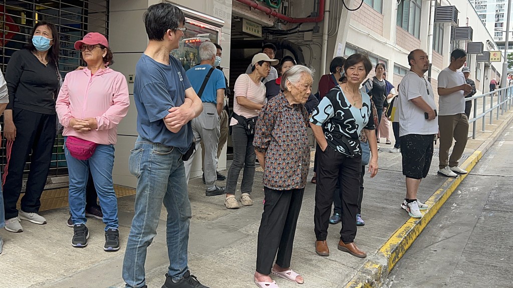 大批居民落樓暫避。楊偉亨攝 大批居民落樓暫避。楊偉亨攝